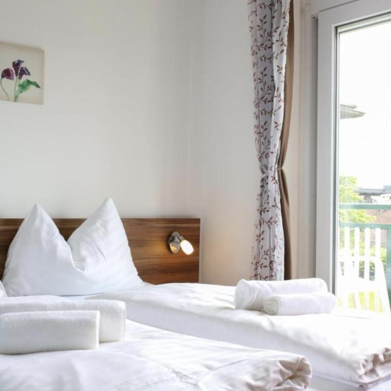 Apartmenthotel Karawankenblick - Free Parking - Apartment mit 2 Schlafzimmern, einem Balkon und Meerblick - 15
