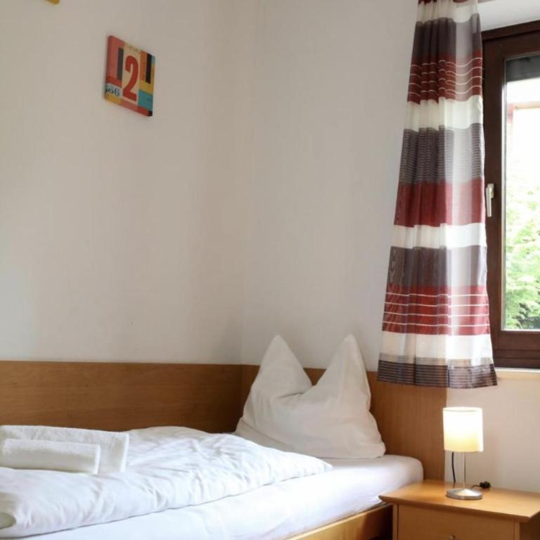 Apartmenthotel Karawankenblick - Free Parking - Apartment mit 2 Schlafzimmern, einem Balkon und Meerblick - 17