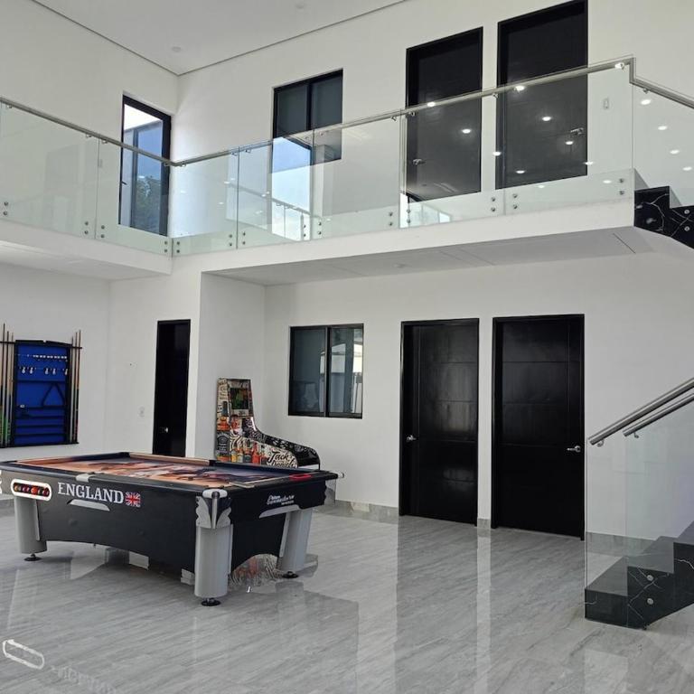 Espectacular Quinta PRIVADA con BBQ y Jacuzi a 10 Minutos de Melgar con 11 Habitaciones con Baño privado y Todas con Aire Acondicionado Con Capacidad para 30 personas - Casa - 23
