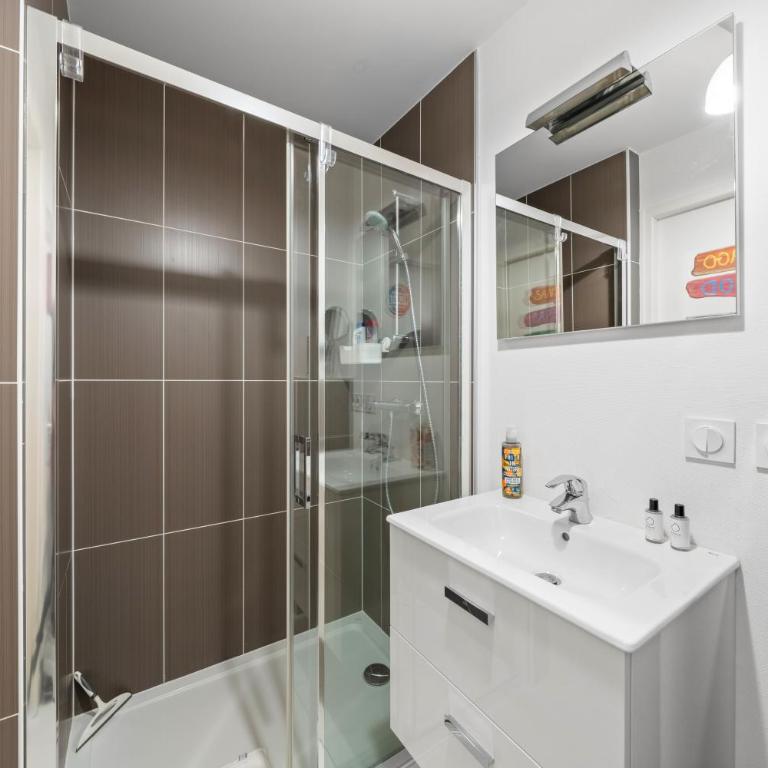 Bright modern apartment with lake view in Evian - Appartement 2 Chambres - 17