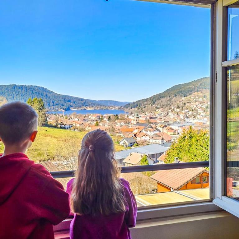 f2 VUE INCROYABLe sur lac avec jardin avec balnéo et 400m centre - Appartement - 9