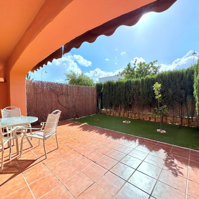 Beautiful 2-Bedroom Frontline Beach Apartment - Apartamento de 2 dormitorios - 20