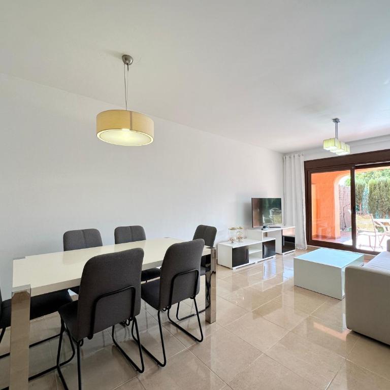Beautiful 2-Bedroom Frontline Beach Apartment - Apartamento de 2 dormitorios - 9