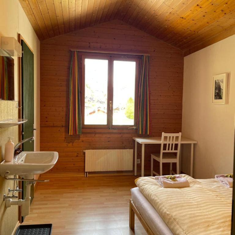 Alpine Base Hostel - Adults only - Doppelzimmer mit eigenem Bad - 13