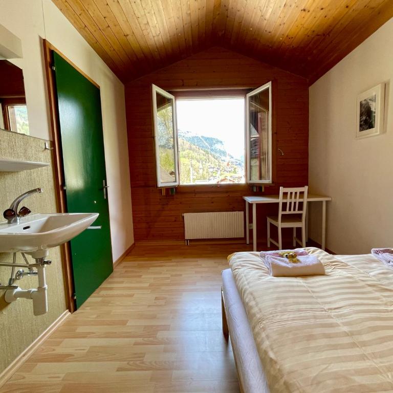 Alpine Base Hostel - Adults only - Doppelzimmer mit eigenem Bad - 9
