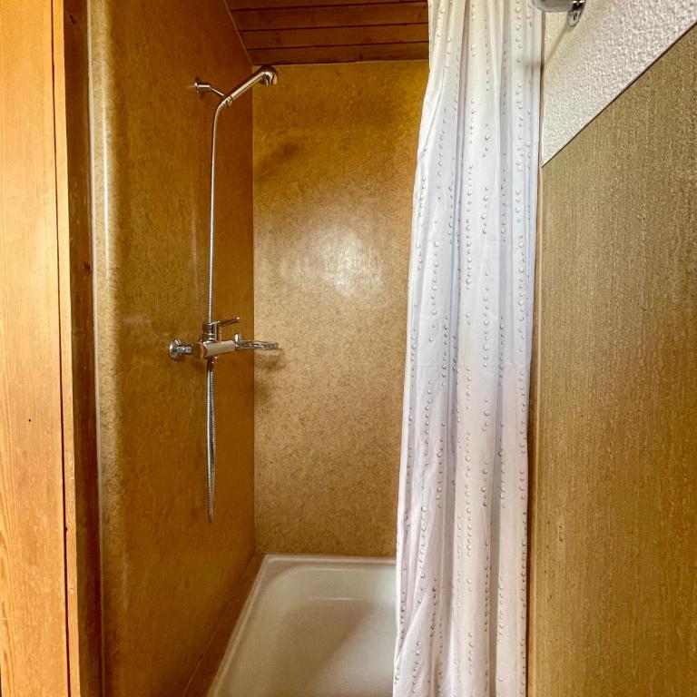 Alpine Base Hostel - Adults only - Doppelzimmer mit eigenem Bad - 3