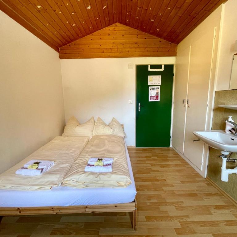 Alpine Base Hostel - Adults only - Doppelzimmer mit eigenem Bad - 7