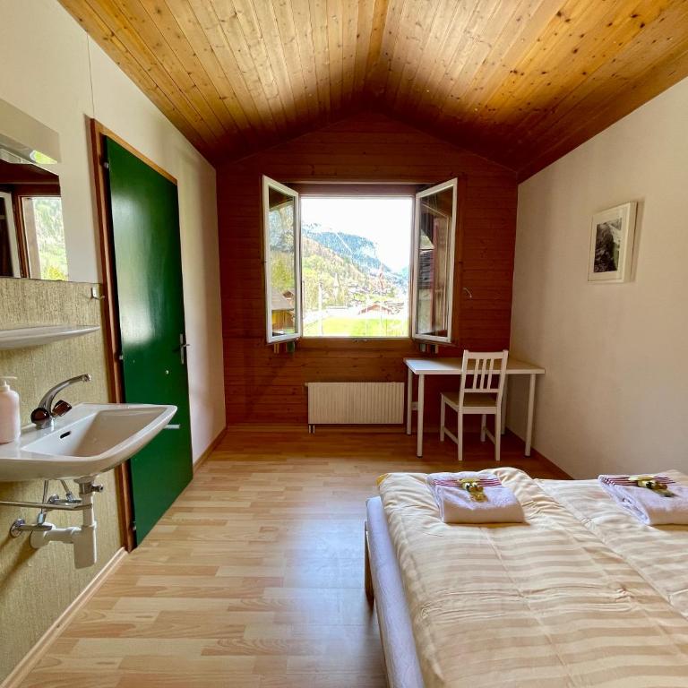 Alpine Base Hostel - Adults only - Doppelzimmer mit eigenem Bad - 4