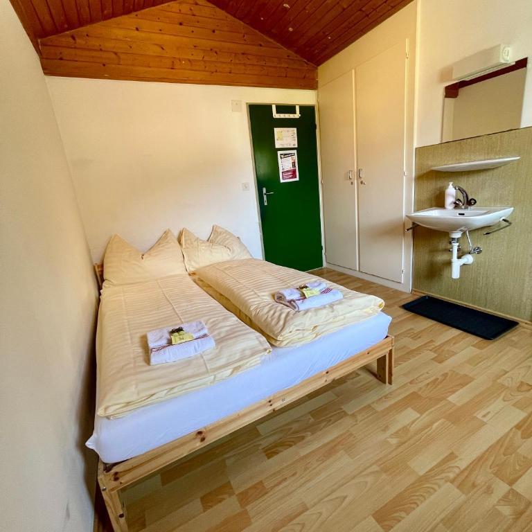 Alpine Base Hostel - Adults only - Doppelzimmer mit eigenem Bad - 2