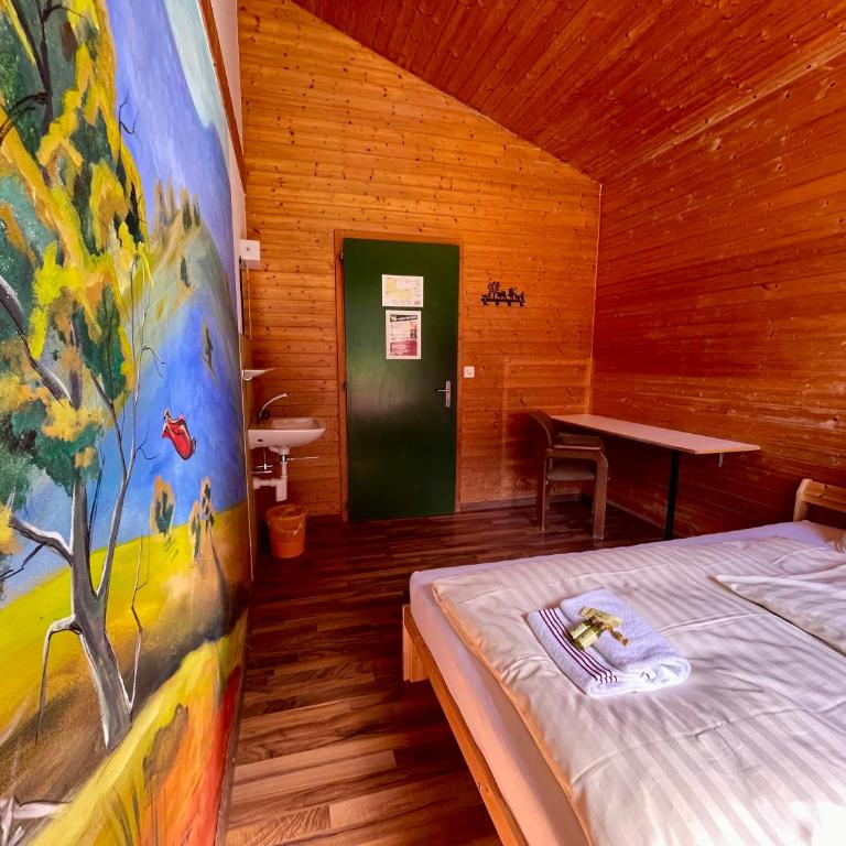 Alpine Base Hostel - Adults only - Zweibettzimmer mit Balkon - 3