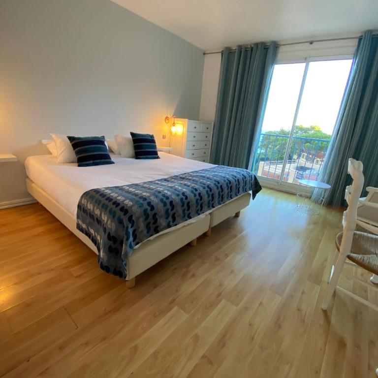 Hotel Le Bon Port - Double Room with Sea View - 140cm Double Bed - 2
