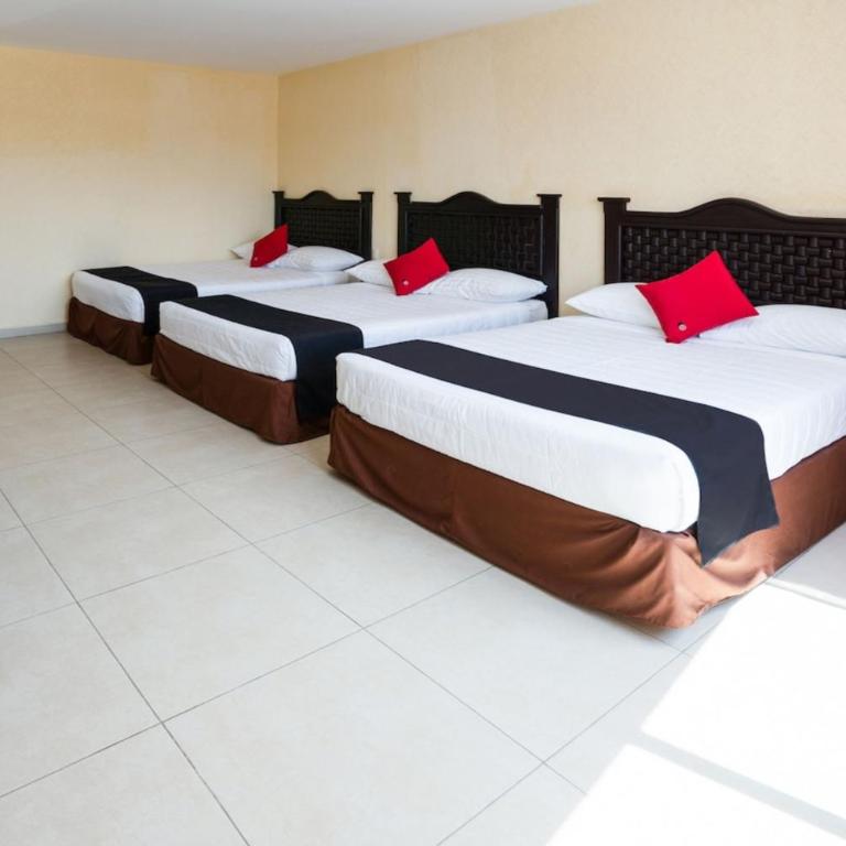 Capital O Hotel Los Caracoles, Acapulco - Standard Three beds - 2