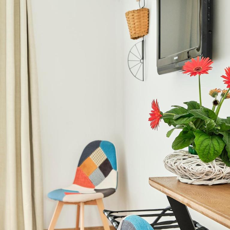 Artemia Aigues-Mortes - Hôtel avec piscine - Bornes électriques - Parking privé - Local vélo-moto - Chambre Double ou Lits Jumeaux Confort avec Vue sur Jardin - 4