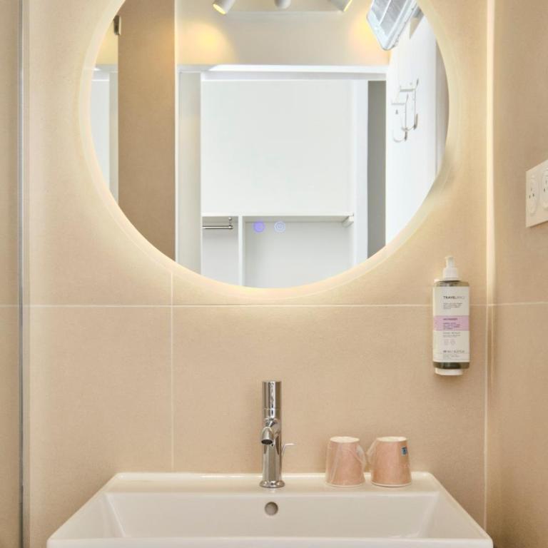 Artemia Aigues-Mortes - Hôtel avec piscine - Bornes électriques - Parking privé - Local vélo-moto - Chambre Double ou Lits Jumeaux Confort avec Vue sur Jardin - 5