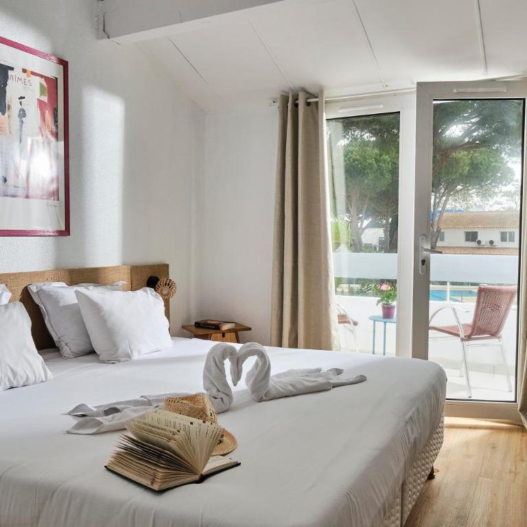 Artemia Aigues-Mortes - Hôtel avec piscine - Bornes électriques - Parking privé - Local vélo-moto - Chambre Double avec Balcon - 1