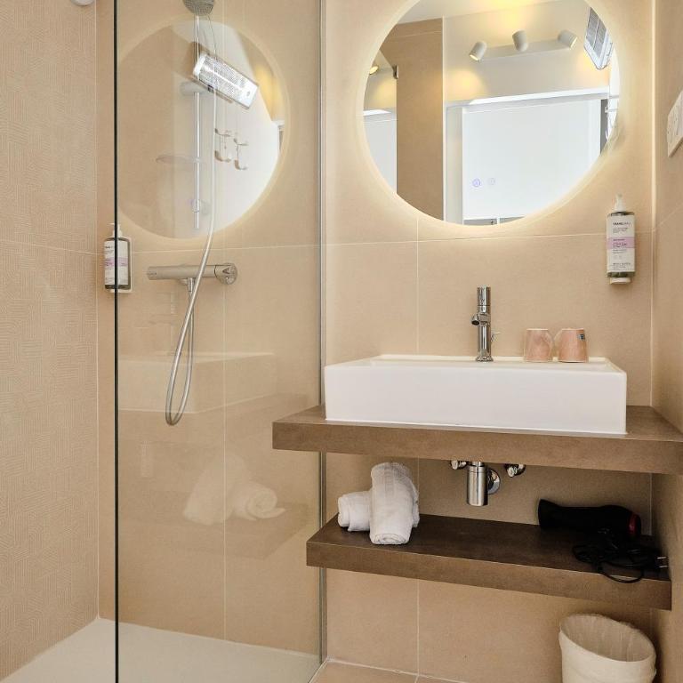 Artemia Aigues-Mortes - Hôtel avec piscine - Bornes électriques - Parking privé - Local vélo-moto - Chambre Double ou Lits Jumeaux Confort avec Vue sur Jardin - 3