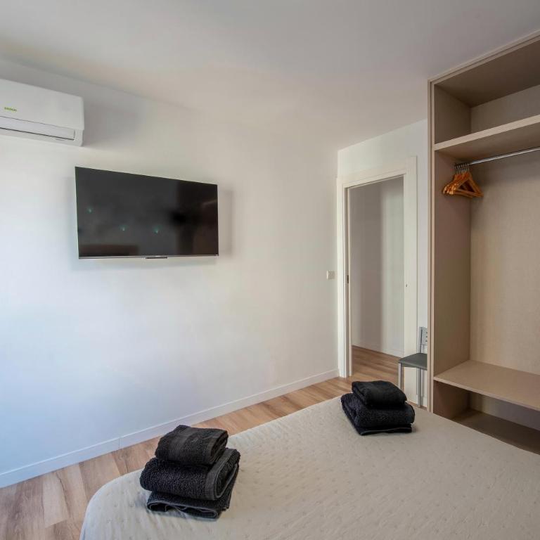 Stunning New Apt, Beach 1min, 2BR, Parking - Two-Bedroom Apartment - 7