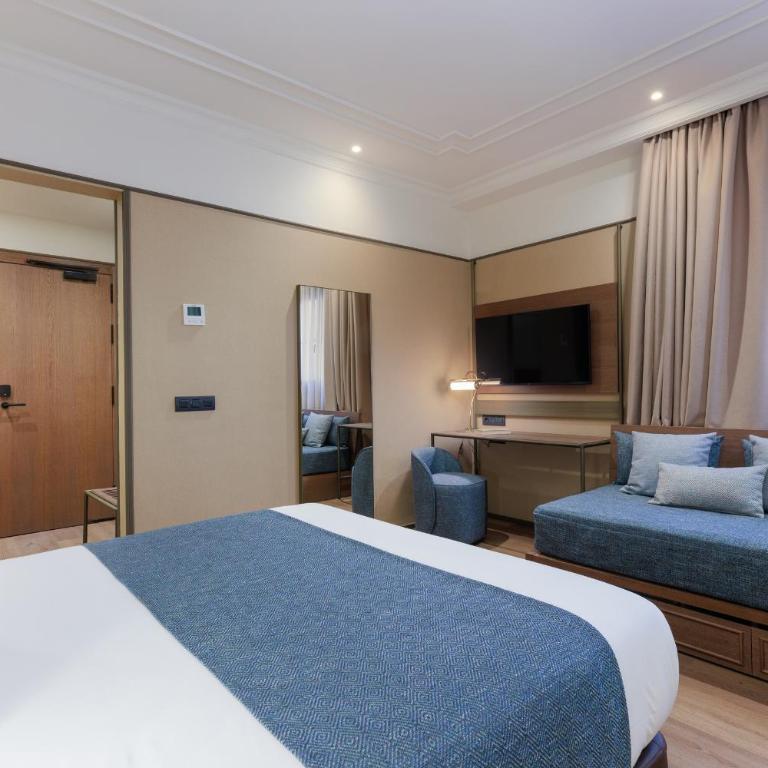 Hotel Medinaceli 4 Estrellas SUPERIOR - Interior Standard Triple Room - 1