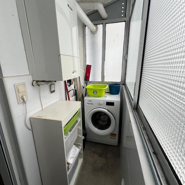 Precioso piso residencial muy luminoso, bien comunicado, de estancia temporal no turístico - Apartamento de 3 dormitorios - 10