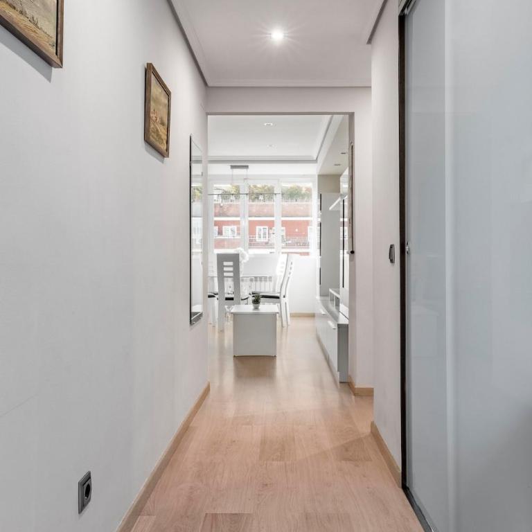 Precioso piso residencial muy luminoso, bien comunicado, de estancia temporal no turístico - Apartamento de 3 dormitorios - 3