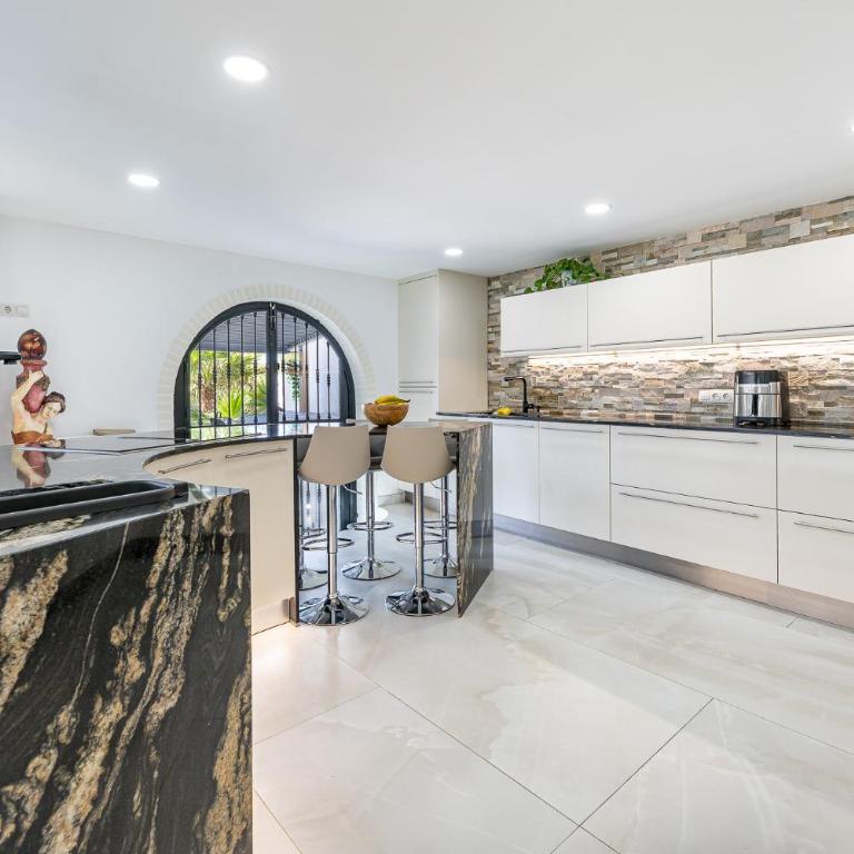 797 HOLIDAY RENTALS -Estilosa Villa en Benalmadena para 10 - Villa con piscina privada - 16
