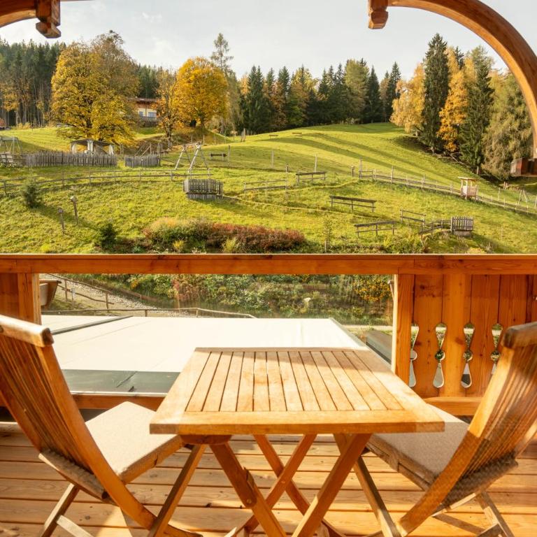 Natur- und Wellnesshotel Höflehner - Zimmer mit Kingsize-Bett und Gartenblick. - 4