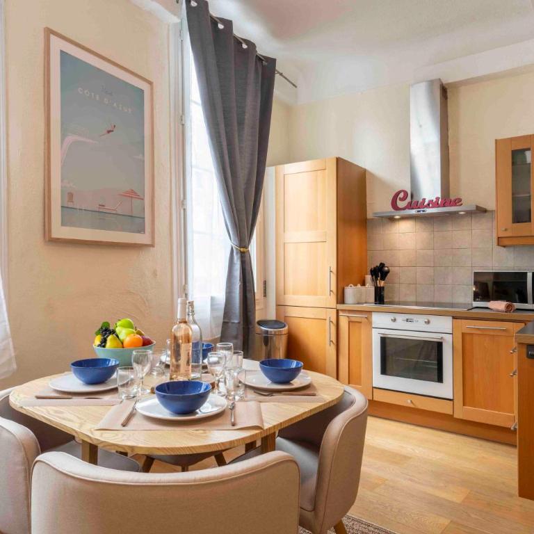 Charming flat, fully equipped, air conditioning, beach only 300m - LA LOGE - Appartement 1 Chambre - Vue sur Ville - 13
