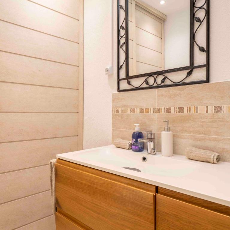 Charming flat, fully equipped, air conditioning, beach only 300m - LA LOGE - Appartement 1 Chambre - Vue sur Ville - 23