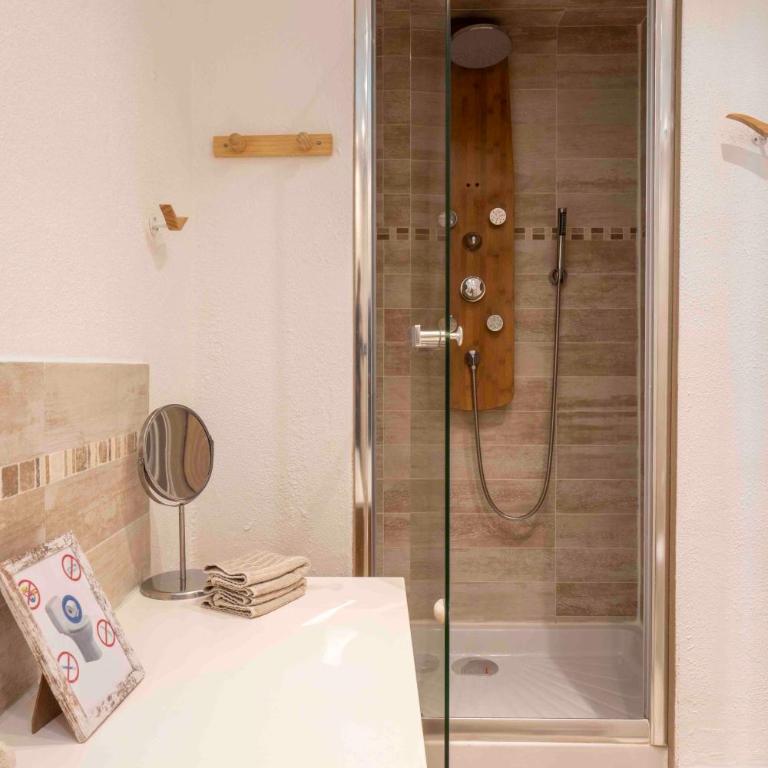 Charming flat, fully equipped, air conditioning, beach only 300m - LA LOGE - Appartement 1 Chambre - Vue sur Ville - 17