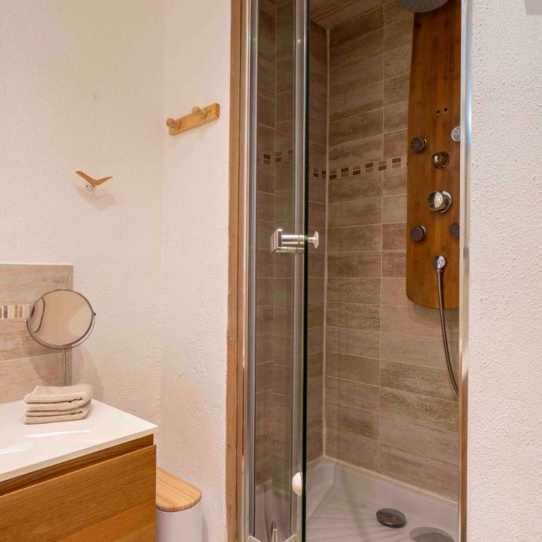 Charming flat, fully equipped, air conditioning, beach only 300m - LA LOGE - Appartement 1 Chambre - Vue sur Ville - 22