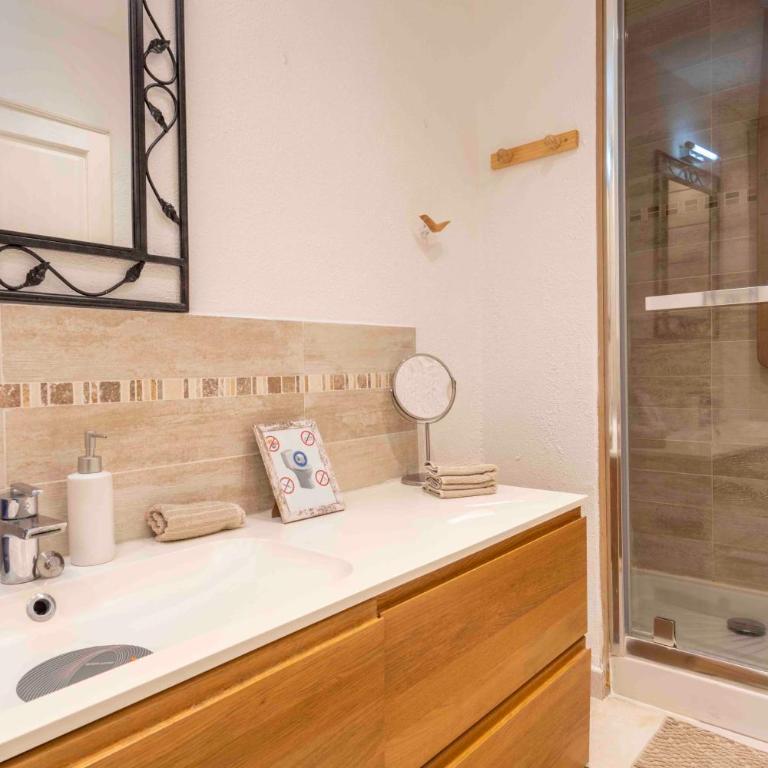 Charming flat, fully equipped, air conditioning, beach only 300m - LA LOGE - Appartement 1 Chambre - Vue sur Ville - 4