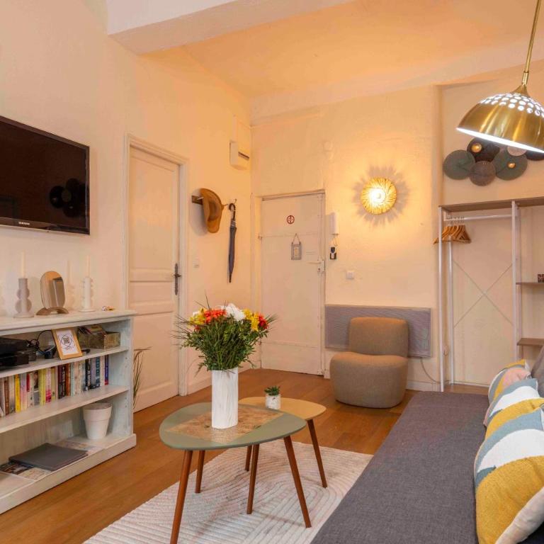 Charming flat, fully equipped, air conditioning, beach only 300m - LA LOGE - Appartement 1 Chambre - Vue sur Ville - 10