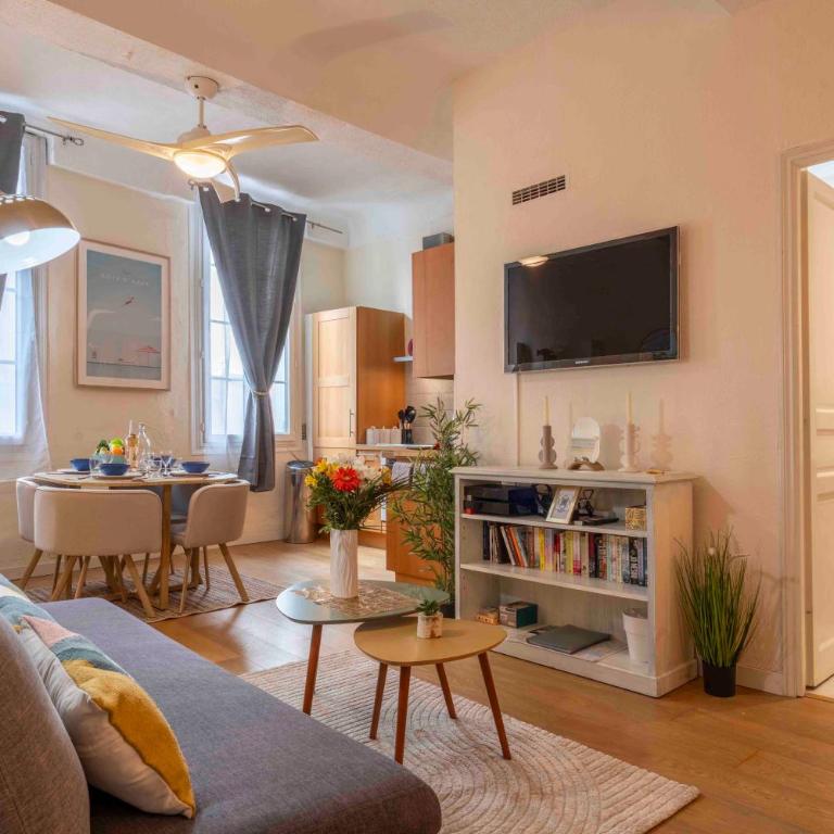 Charming flat, fully equipped, air conditioning, beach only 300m - LA LOGE - Appartement 1 Chambre - Vue sur Ville - 1