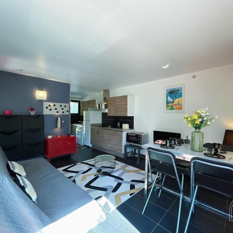 Rez-de-jardin à 1km du centre-ville de Six-Fours - Apartment mit 1 Schlafzimmer - 2