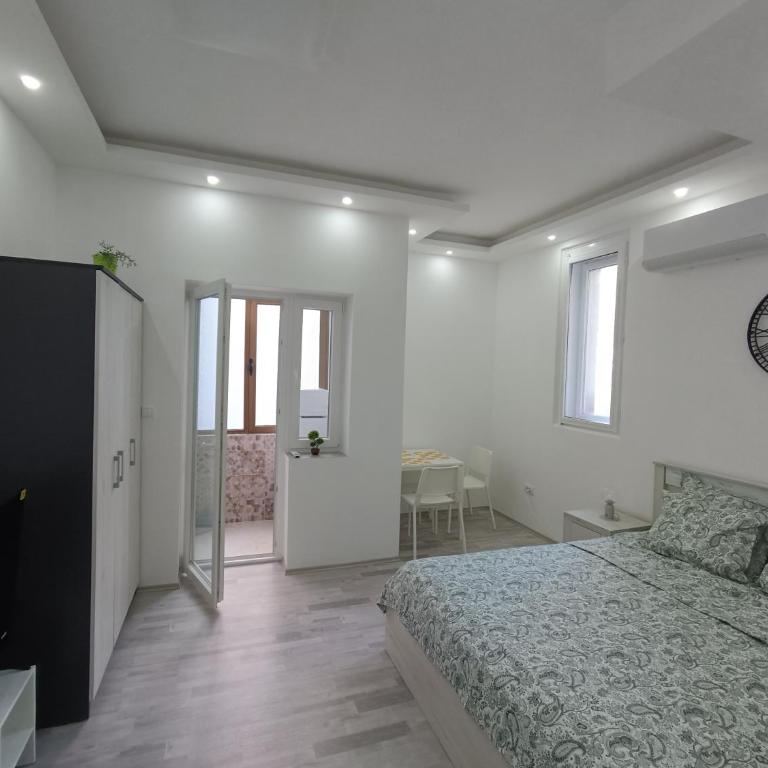 White Apartment Slavija - One-Bedroom Apartment - 6