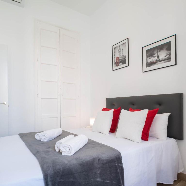 Apartamentos Alcazaba - Three-Bedroom Apartment - 3
