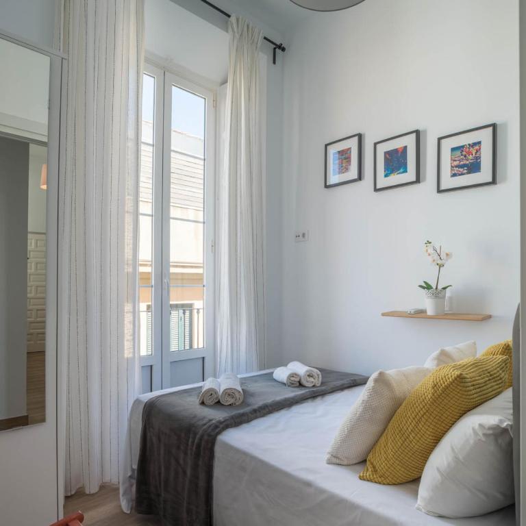 Apartamentos Alcazaba - Three-Bedroom Apartment - 5