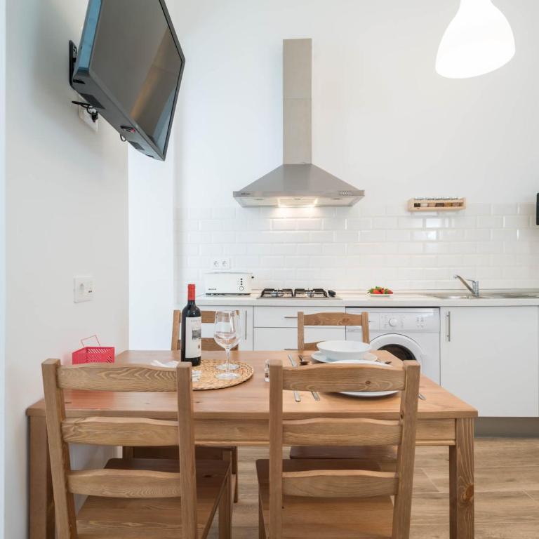 Apartamentos Alcazaba - Three-Bedroom Apartment - 11
