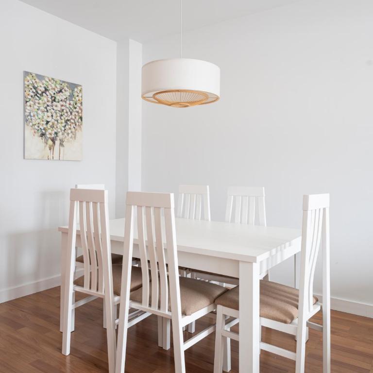 EMIR 5B Terraza Piscina y Parking incluido - Three-Bedroom Premium Apartment with Balcony - 6