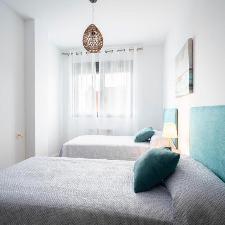 EMIR 5B Terraza Piscina y Parking incluido - Three-Bedroom Premium Apartment with Balcony - 28