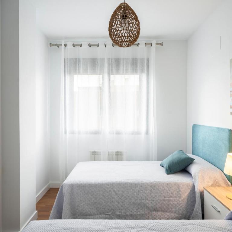 EMIR 5B Terraza Piscina y Parking incluido - Three-Bedroom Premium Apartment with Balcony - 34