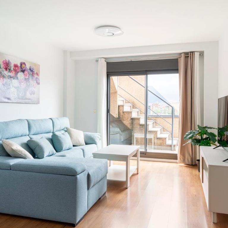 EMIR 5B Terraza Piscina y Parking incluido - Three-Bedroom Premium Apartment with Balcony - 4