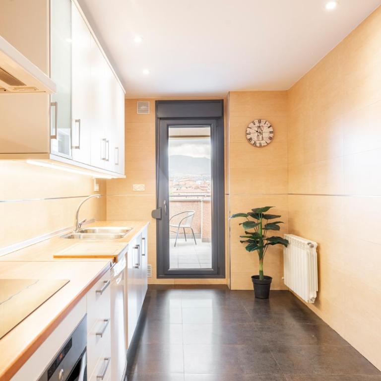 EMIR 5B Terraza Piscina y Parking incluido - Three-Bedroom Premium Apartment with Balcony - 14