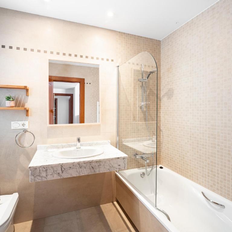 EMIR 5B Terraza Piscina y Parking incluido - Three-Bedroom Premium Apartment with Balcony - 37
