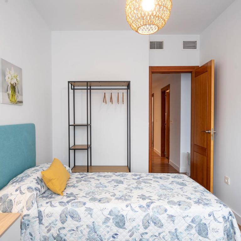 EMIR 5B Terraza Piscina y Parking incluido - Three-Bedroom Premium Apartment with Balcony - 38