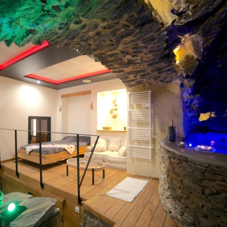Spa Troglodyte avec Cour, à 20m des Plages, LoveRoom avec Jacuzzi ''Le Ginkgo'' - Appartement 2 Chambres - 4