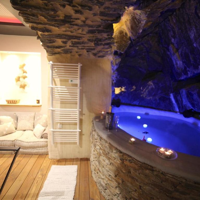 Spa Troglodyte avec Cour, à 20m des Plages, LoveRoom avec Jacuzzi ''Le Ginkgo'' - Appartement 2 Chambres - 5
