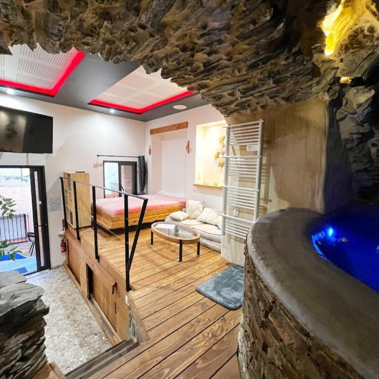 Spa Troglodyte avec Cour, à 20m des Plages, LoveRoom avec Jacuzzi ''Le Ginkgo'' - Appartement 2 Chambres - 33