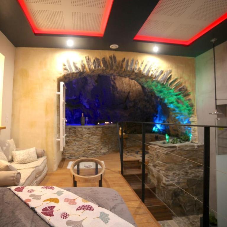 Spa Troglodyte avec Cour, à 20m des Plages, LoveRoom avec Jacuzzi ''Le Ginkgo'' - Appartement 2 Chambres - 35