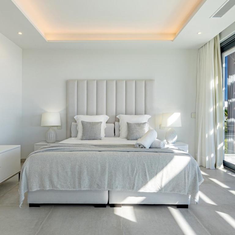VACATION MARBELLA I Villa Martinica, Turquoise Heated Pool, Rooftop Hot Tub with Sea View, Cine Room, Night Security, Alarm System, 5 min to the Beach - Villa - 26